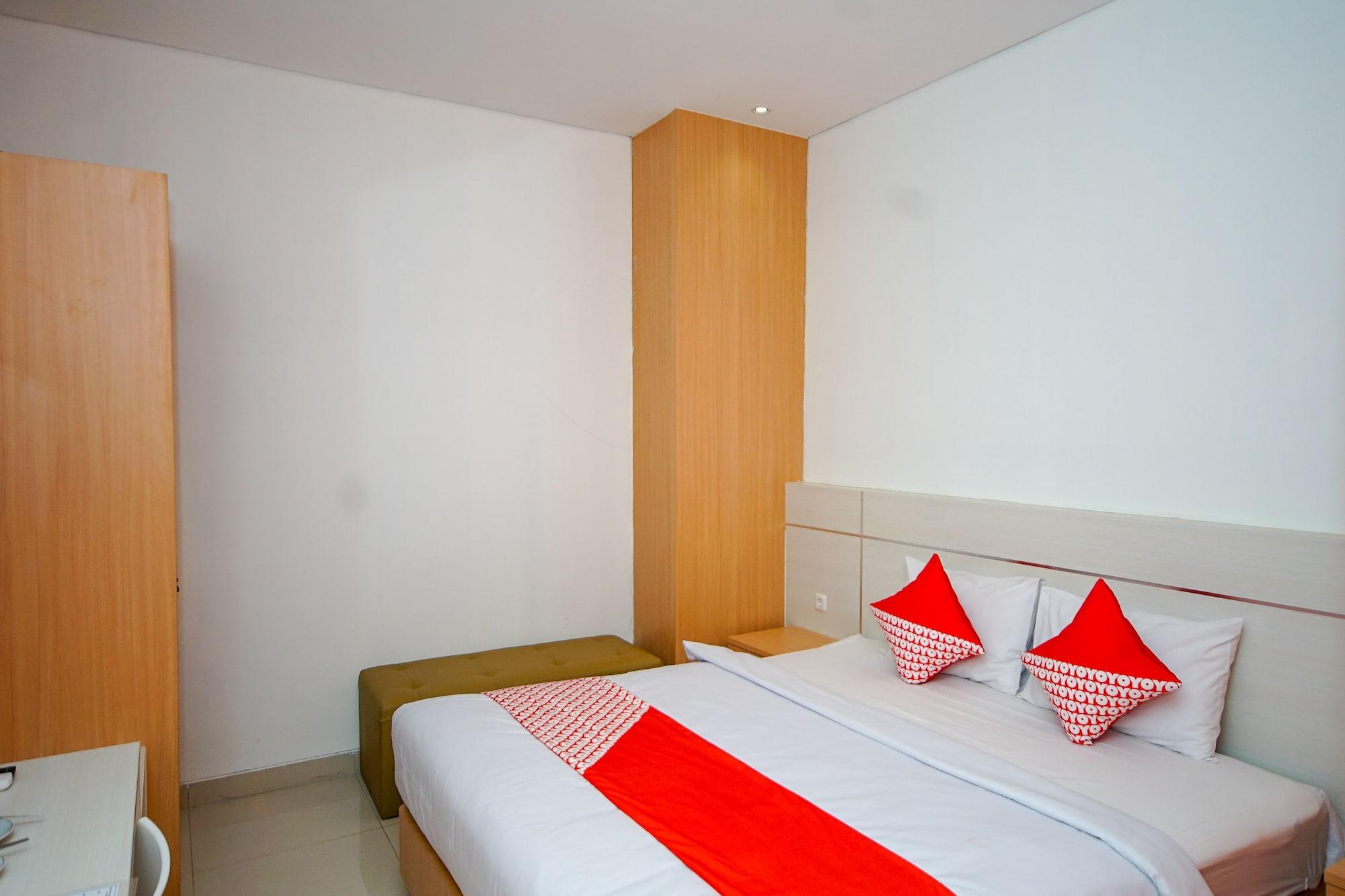 Oyo 344 Kr Hotel Палембанг Экстерьер фото