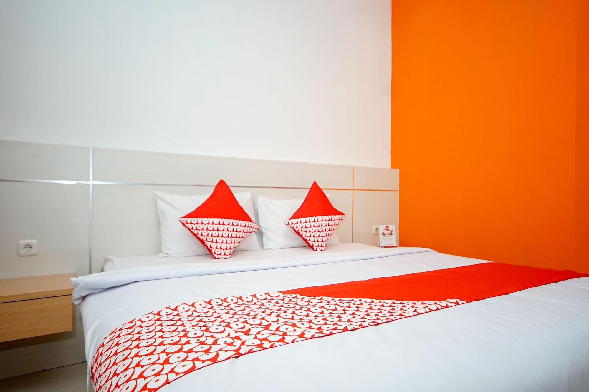 Oyo 344 Kr Hotel Палембанг Экстерьер фото
