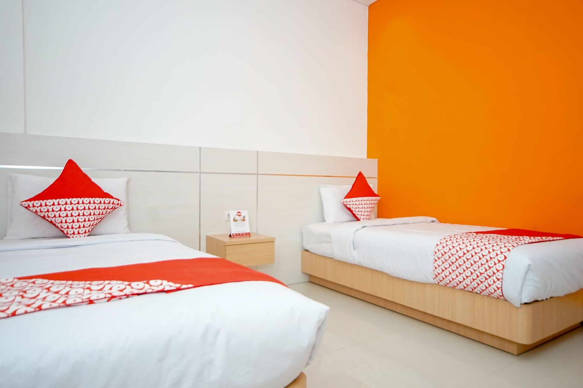 Oyo 344 Kr Hotel Палембанг Экстерьер фото