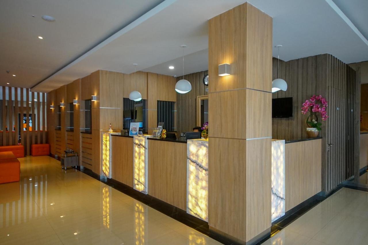 Oyo 344 Kr Hotel Палембанг Экстерьер фото